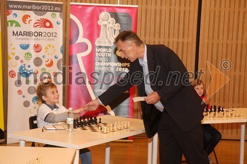 	Adam Janko Koležnik, mladi šahist ter Jonas Žnidaršič, igralec in povezovalec dogodka