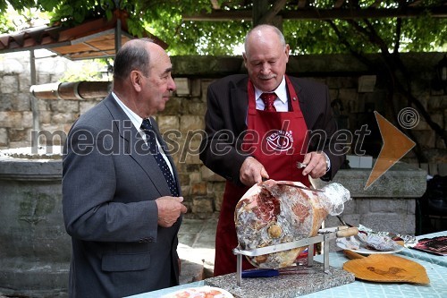 	Stanislav Renčelj in Danilo Jazbec, dobitnik priznanja za dolgoletno rezanje kraškega pršuta 	