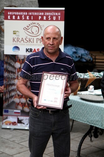 Emil Tavčar, vinogradnik in dobitnik priznanja za dolgoletno rezanje kraškega pršuta za pokojnega očeta Emil Tavčarja