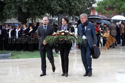 Gašpar Gašpar Mišič, poslanec, Zora Muženič, voditeljica prireditve in Slavko Ivančić, pevec in predsednik sveta Krajevne skupnosti Portorož