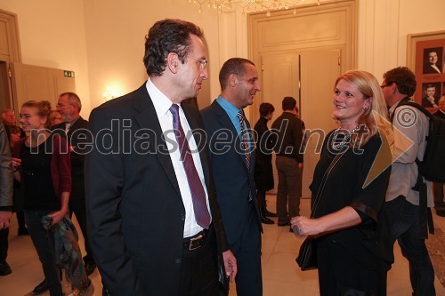 Dr. Žiga Turk, minister za izobraževanje, znanost, kulturo in šport ter Karmina Šilec, zborovodkinja