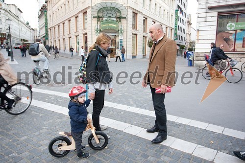 ŠPela Pretnar, nekdanja smučarka z otrokom in Pavel Vrabec, generalni direktor Pro Plus