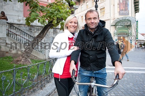 Petra Kerčmar, voditeljica in Uroš Slak, voditelj