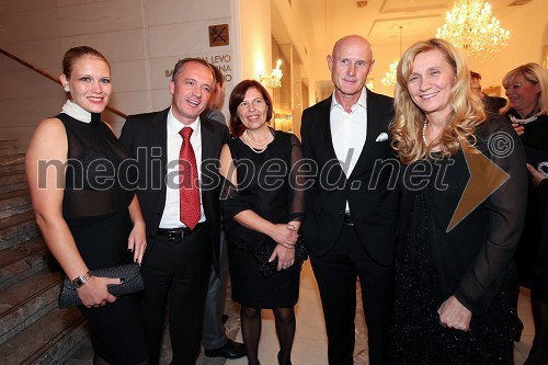 Tajda Šarkanj, mlada golfistka, dr. Jernej Završnik, direktor Zdravstvenega doma dr. Adolfa Drolca, Bojana in Emil Šarkanj, lastnika Galerije Hest in dr. Renata Završnik, zdravnica