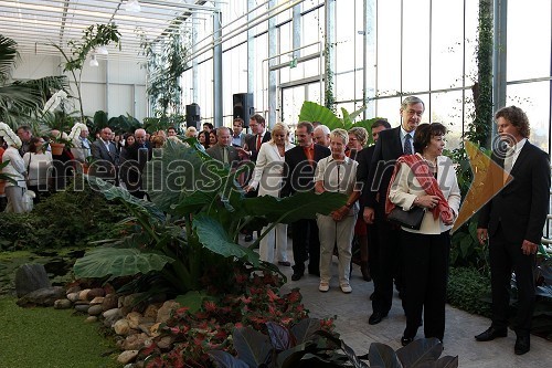 Dr. Danilo Türk, predsednik Republike Slovenije, soproga Barbara Miklič Türk, Roman Ferenčak, direktor in lastnik Ocean Orchids ter obiskovalci