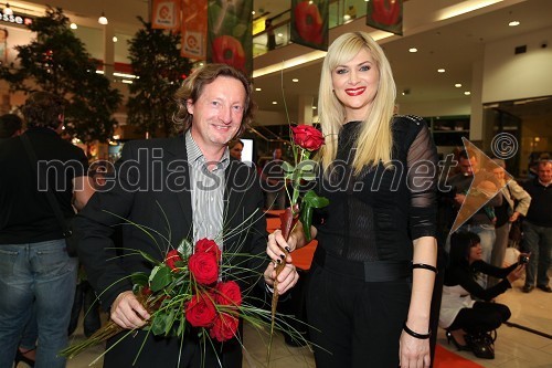 Bojan Miško, vodja nakupovalnega centra Qlandia Ptuj in Manca Špik, pevka