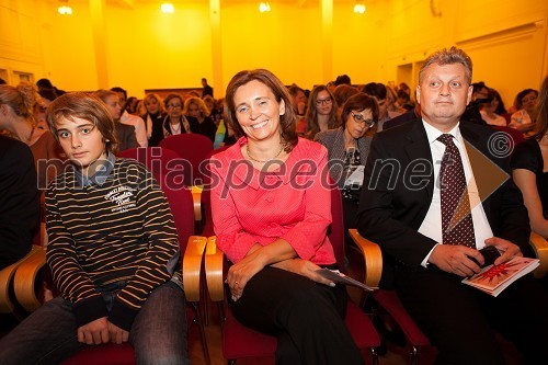 Dr. Suzana Žilič Fišer, generalna direktorica zavoda Maribor 2012 - Evropska prestolnica kulture in sin Niki ter ...