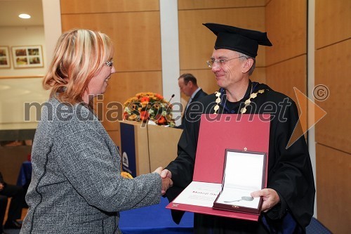 Mateja Škofljanec, Univerzitetna knjižnica Maribor in prof. dr. Danijel Rebolj, rektor Univerze v Mariboru
