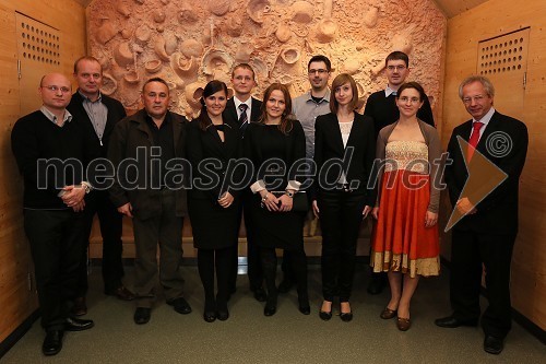 Doc. dr. Kozma Ahačič, prof. dr. Marko Jesenšek, dekan Filozofske fakultete Maribor, Marko Škrabec, član uprave Škrabčeve ustanove, Maja Bitenc, Nina Ditmajer, Kaja Hercog, Domen Krvina, Ines Voršič, Mitja Trojar, Marco Wolf, prejemniki štipendij ter prof. dr. Edvard Kovač, član uprave Škrabčeve Ustanove