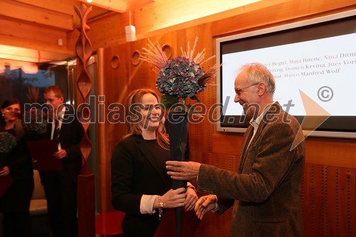 Ines Voršič, prejemnica štipendije ter Tomaž Šalamun, pesnik in akademik