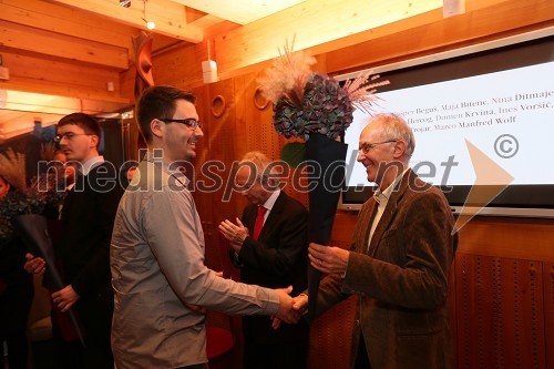 Marco Wolf, prejemnik štipendije, prof. dr. Edvard Kovač, član uprave Škrabčeve Ustanove ter Tomaž Šalamun, pesnik in akademik