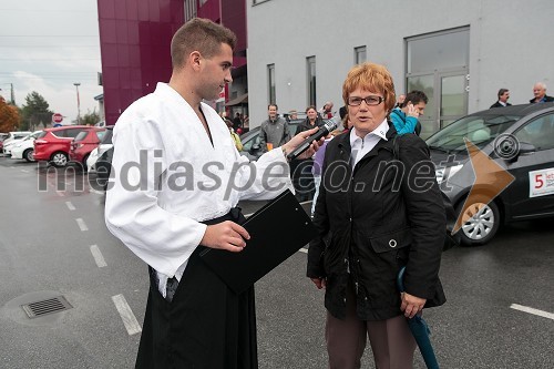 Denis Malačič, povezovalec dogodka in obiskovalka