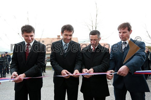 Cvetko Sršen, direktor poslovne enote Pošte Slovenije v Novem mestu, Miran Stanko, župan občine Krško, mag. Boris Novak, generalni direktor Pošte Slovenije, Franc Jeler, lastnik Diskonta Jeler