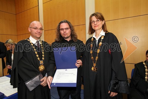 Prof. dr. Dejan Škorjanc, prorektor za študijsko dejavnost Univerze v Mariboru, dr. Diego Fregolente Mendes de Oliveira, Fakulteta za naravoslovje in matematiko Univerze v Mariboru ter prof. dr. Nataša Vaupotič, dekanica Fakultete za naravoslovje in matematiko Univerze v Mariboru

 
