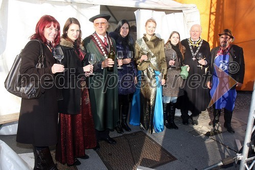 ..., Urška Orešič, nekdanja vinska kraljica Maribora, pianistka in pevka, ..., Astrid Bah, podžupanja MOM, Mojca Kren, mariborska vinska kraljica, Anja Jamšek, nekdanja vinska kraljica Maribora, Franc Vrezner, vinogradnik ter Alojz Jenuš - Slavek, outar in brač iz Malečnika