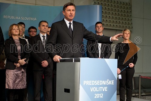 	Borut Pahor, politik z ekipo