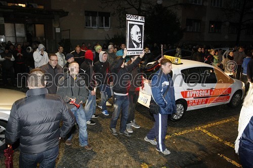 Protesti pred Mestno občino Maribor