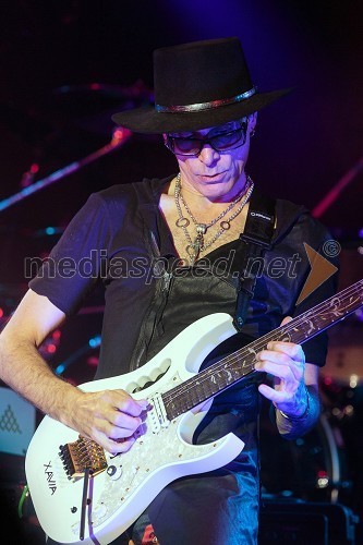 Steve Vai, kitarski virtuoz