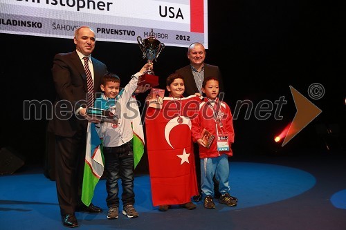 Garry Kasparov, Abdusattorov Nodirbek, Uzumcu Ahmet Utku, Shen Christopher in Franc Kangler, župan MOM