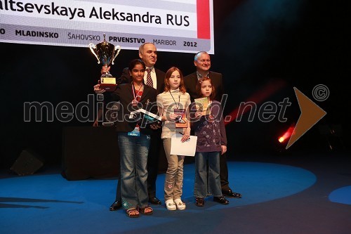 Garry Kasparov, Priyanka  N, Badelka Olga, Maltsevskaya Aleksandra in Franc Kangler, župan MOM