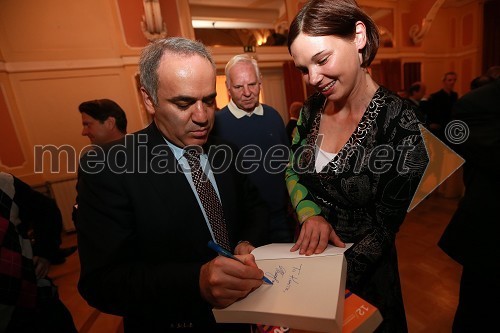 	Garry Kasparov in Petra Hercog, vodja projektov pri podjetju Snaga