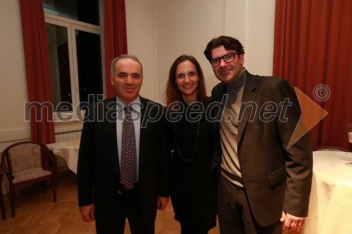 Garry Kasparov, Nataša Kos, pomočnica programskega direktorja Zavoda Maribor 2012 - EPK in Roman Didovič, pomočnik programskega direktorja za analize na zavodu Maribor 2012 - EPK