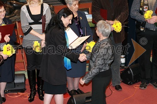 Patricia Čular, državna sekretarka na Ministrstvu za delo, družino in socialne zadeve ter Mojca Marinček, prevzemnica nagrade Zahvalne listine za dobrotnico leta 2012