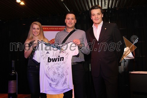 Tajda Lah, hostesa, uradni dres nogometne ekipe FC Real Madrid z podpisi igralcev, Aleš Borko ter Mitja Šeško član Rotaract Cluba Maribor