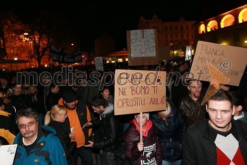 Protesti na Trgu Svobode v Mariboru