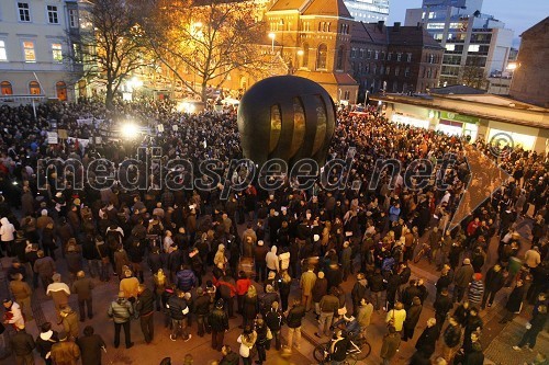 Protesti na Trgu Svobode v Mariboru