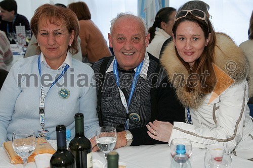 Janez in Marija Ajlec, lastnika družinskega podjetja AJM s hčerko Moniko