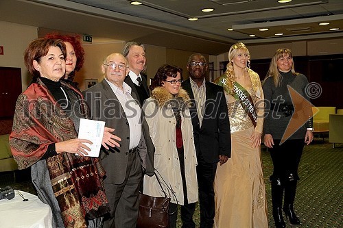 Nives Marvin, kustosinja Obalnih galerij; Fulvia Zudič, slikarka; ...; ...; ...; dr. Peter Bossman, župan občine Piran; Kim Mahnič, Vinska kraljica slovenske Istre 2012;  Ingrid Mahnič, predsednica Društva vinogradnikov Slovenske Istre in vinogradnica