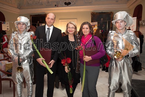 Kositrna vojaka Simon in Miha; Denis Podgornik; Mirjana Koren, direktorica Pokrajinskega muzeja Maribor; Lana Stojan
