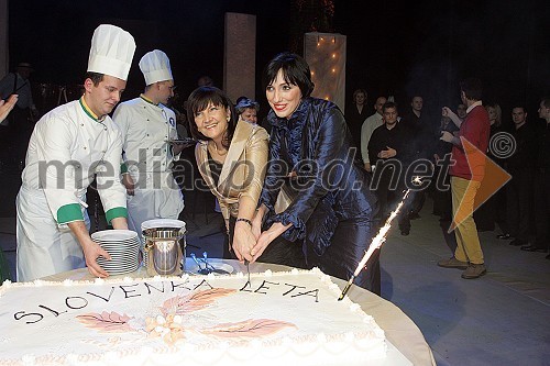 Metka Zorc, kardiologinja - Slovenka leta 2006 in Melita Berzelak, glavna in odgovorna urednica Jane med razrezom torte