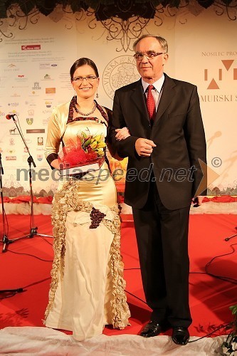 Martina Baškovič, vinska kraljica Slovenije 2012; Janez Erjavec, direktor Pomurskega sejma d.d.