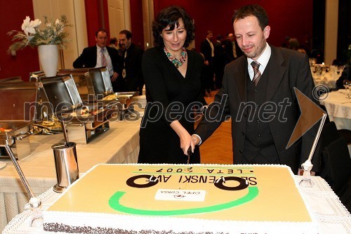 ... in ... med razrezom torte za slovenski avto leta 2007