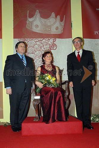 Slavko Jarc, izvršni direktor Nove KBM, Maja Benčina, Vinska kraljica Slovenije 2007 in direktor Pomurskega sejma Janez Erjavec