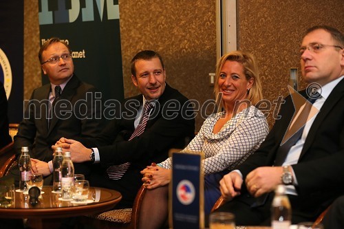 Branko Žibret, partner in vodja tima JV Evrope, A.T. Kearney; Gregor Pilgram, predsednik uprave zavarovalnice Generali; Maria Anselmi, direktorica Bisnode d.o.o.; Roman Koritnik, generalni direktor IBM Slovenija