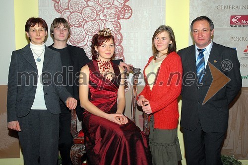 mama Danica Benčina, brat Marko Benčina, Maja Benčina, Vinska kraljica Slovenije 2007, sestra Darja Benčina in oče Dušan Benčina