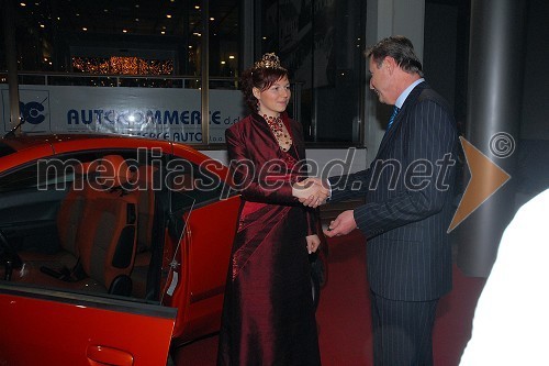 Maja Benčina, Vinska kraljica Slovenije 2007 in Iztok Mirnik, vodja Regionalnega centra Maribor, Autocommerce Auto d.o.o.