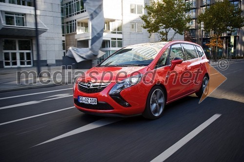 Zafira Tourer BiTurbo: Najhitrejši kompaktni enoprostorec s sedmimi sedeži z dizelskim motorjem