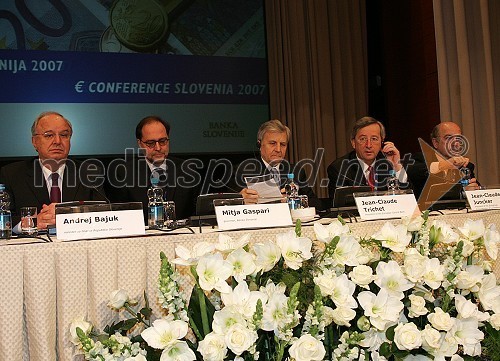 Andrej Bajuk, minister za finance Republike Slovenije, Mitja Gaspari, guverner Banke Slovenije, Jean-Claude Trichet, predsednik Evropske Centralne Banke in Jean-Claude Juncker, predsednik Eurogrupa in premier Luxemburga    
 
