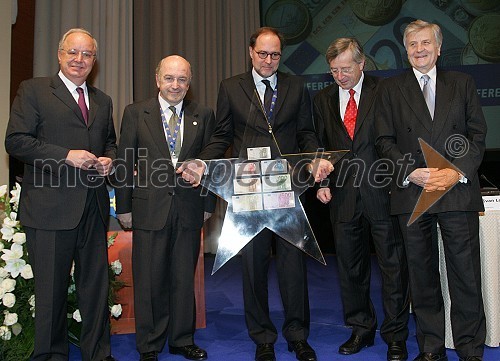 Andrej Bajuk, minister za finance Republike Slovenije, ..., Mitja Gaspari, guverner Banke Slovenije, Jean-Claude Juncker, predsednik Eurogrupa in premier Luxemburga in Jean-Claude Trichet, predsednik Evropske Centralne Banke
 
