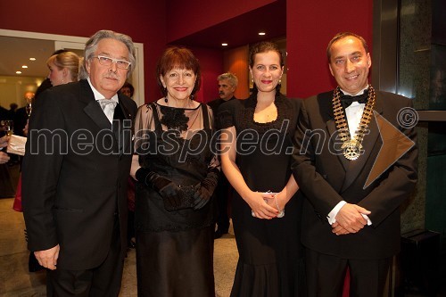 Vladimir Pezdirc, nekdanji predsednik Rotary kluba Ljubljana; Nataša Pezdirc; Anuška Delić; Franci Zavrl, predsednik Rotary kluba Ljubljana