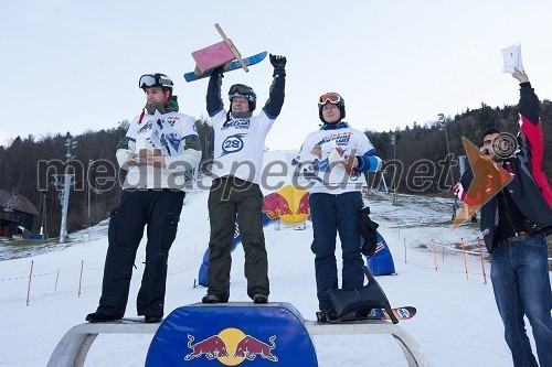 Luka Mohorko, 2.mesto; Sašo Brecelj, 1. mesto; Gorazd Šlamberger, 3. mesto; Bor Grainer, odgovorni urednik radia City