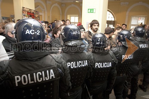 Protestniki; Sanjin Jašar, mariborski aktivist; policisti