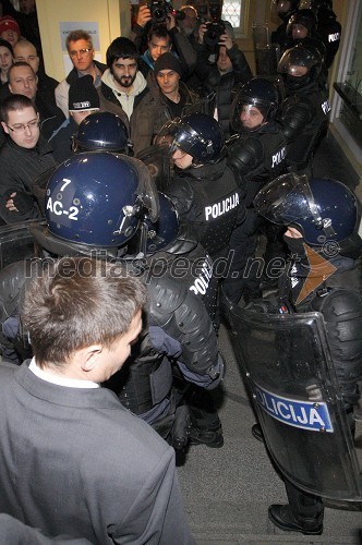 Protestniki; policisti