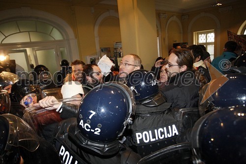 Seja Mestnega sveta in protesti pred Mestno občino Maribor