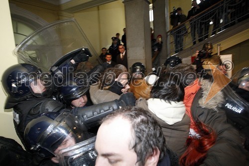 Policisti; protestniki