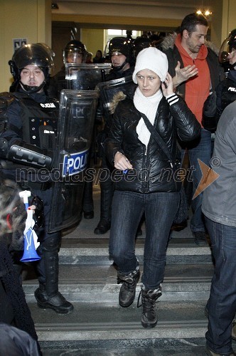 Policisti; protestniki